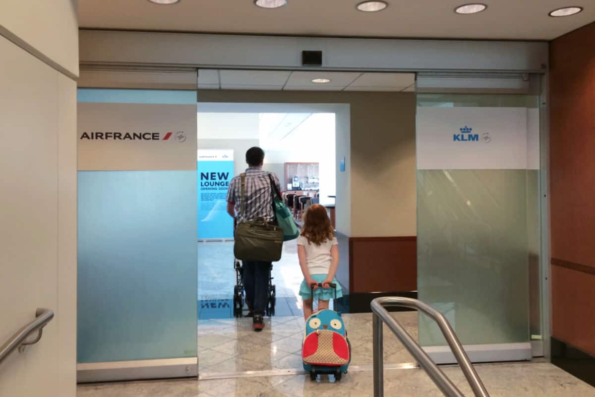 Father and kids entering airline lounge (1)