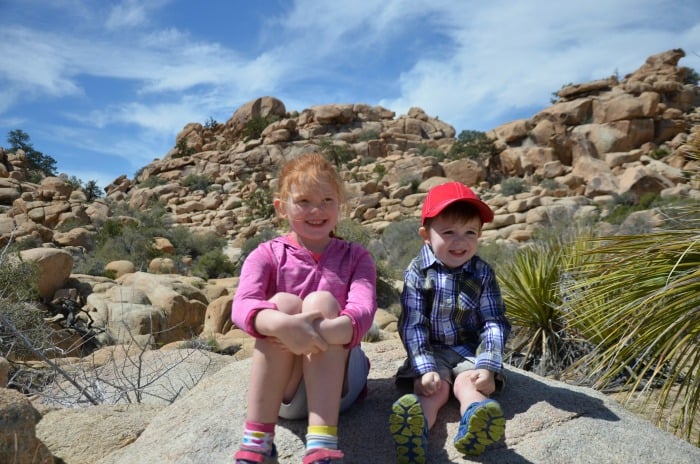 Escursione con un bambino - Bambino e sorella maggiore a Joshua tree