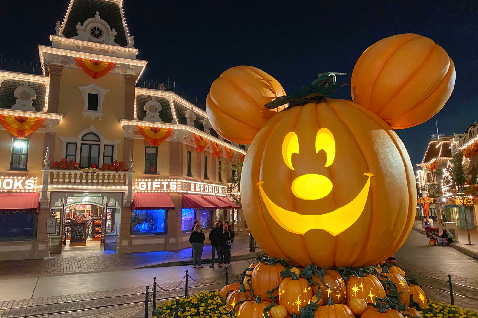 Thiết kế Halloween halloween decorations in disneyland mang tinh thần