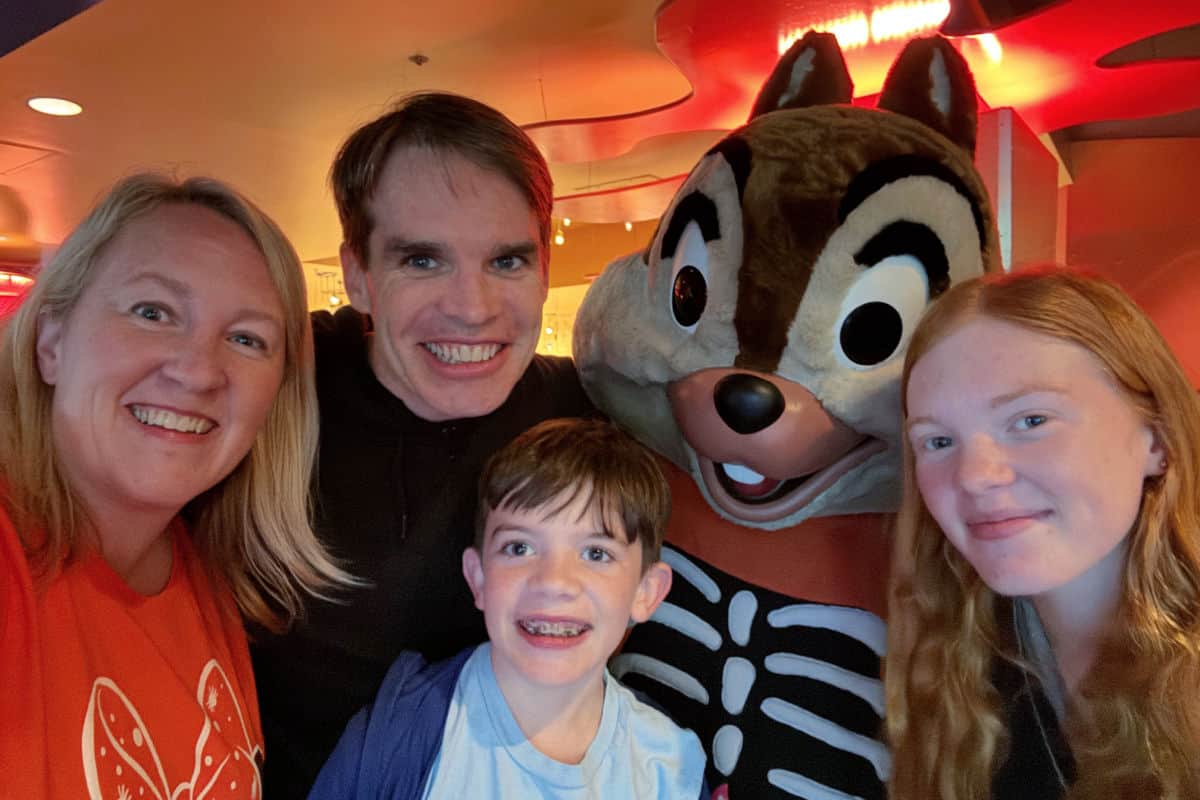 Family with Chip and Goofys Kitchen