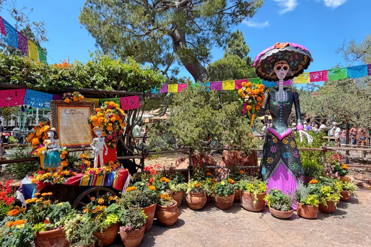 Disneyland Dia De Los Muertos Frontierland Display 2026