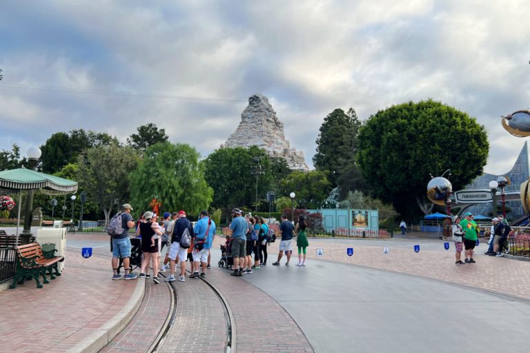 5 Smart Rope Drop Strategies for Disneyland - Trips With Tykes