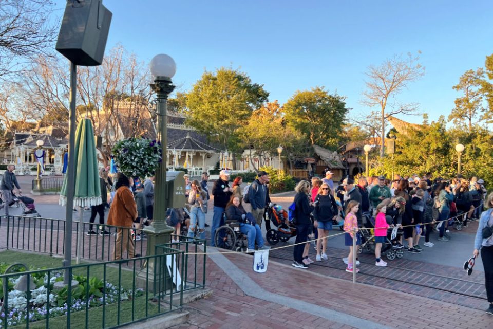 5 Smart Rope Drop Strategies for Disneyland - Trips With Tykes