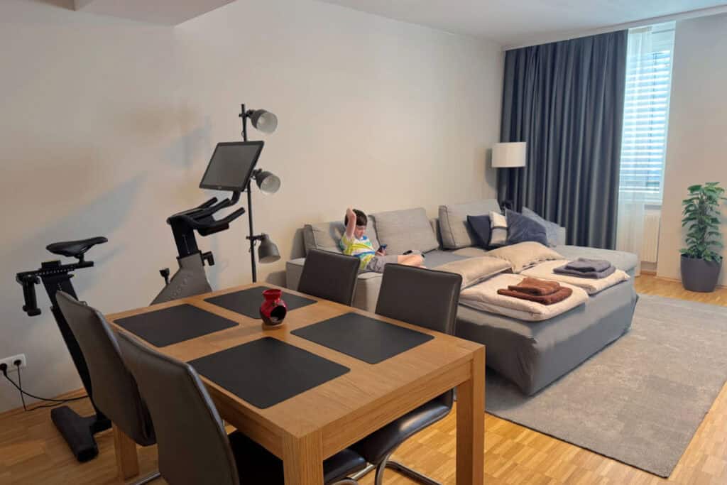 Airbnb apartment rental in Munich second bedroom living room