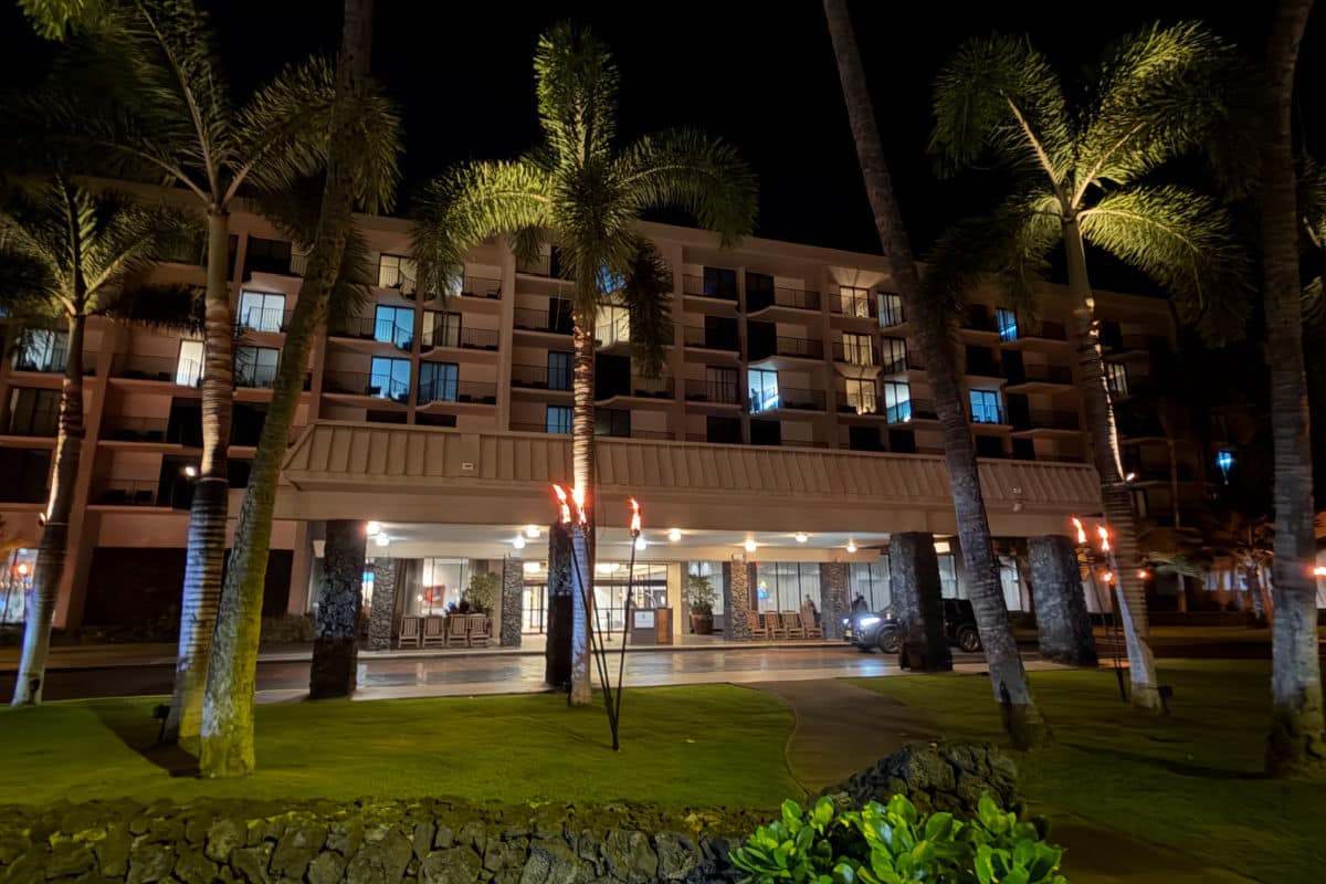 Courtyard King Kamehameha Hotel in Kona at Night
