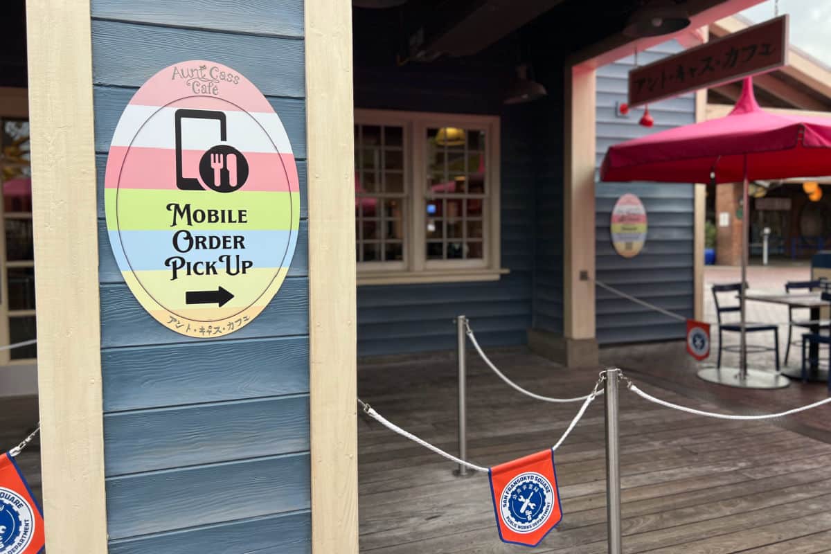 Mobile Order Pickup Window Aunt Cass Cafe DCA