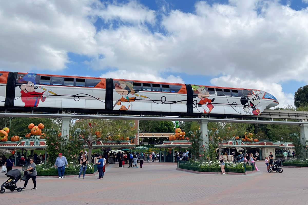 Monorail Disneyland Esplanade